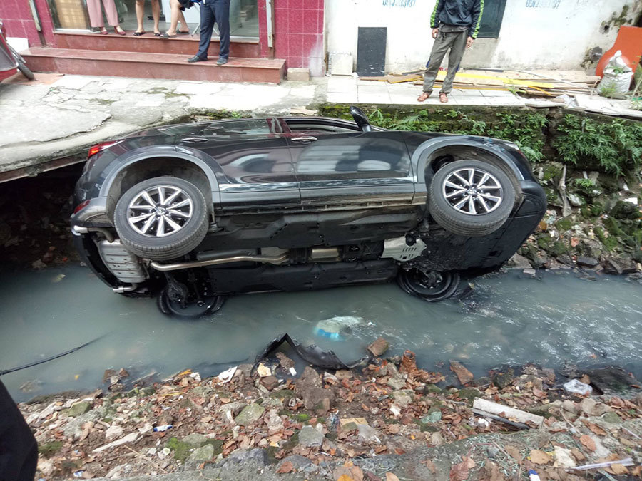 Nữ tài xế lái CX5 lao thẳng xuống mương nước thải tại Hà Nội