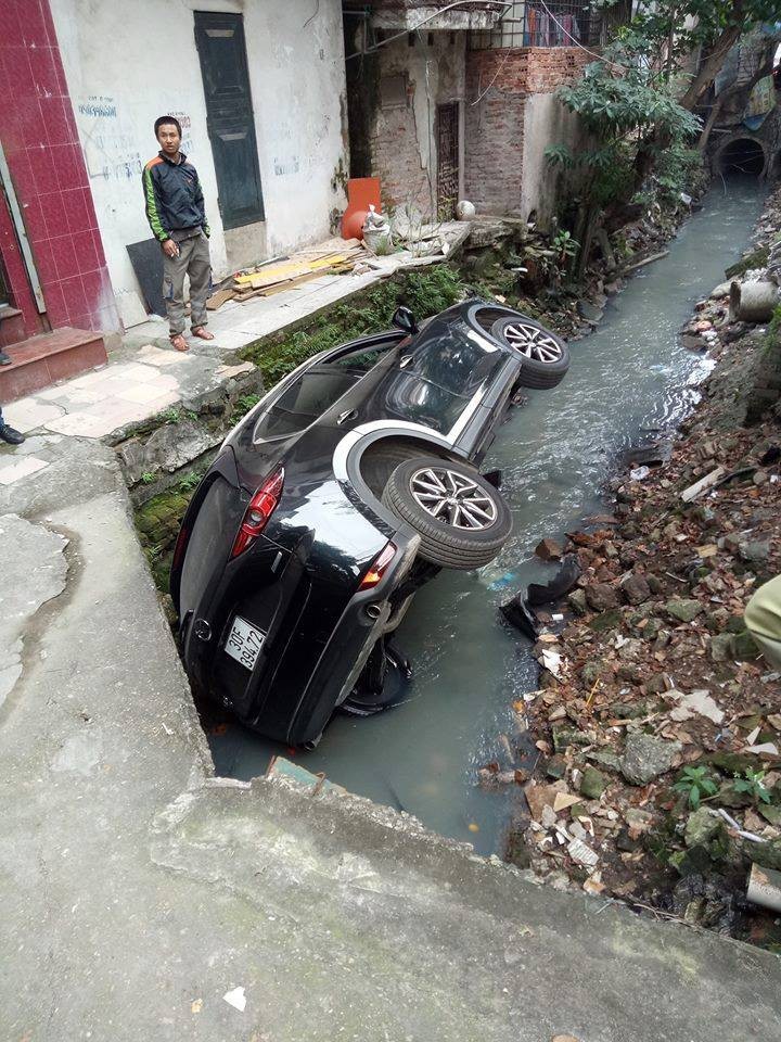 Nữ tài xế lái CX5 lao thẳng xuống mương nước thải tại Hà Nội