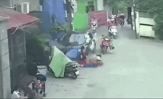 Hà Nội: Xế hộp ủi bay quán trà đá, em bé thoát chết trong gang tấc