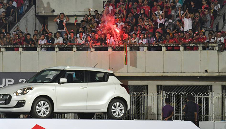 CĐV Myanmar đốt pháo sáng trên sân Thuwunna