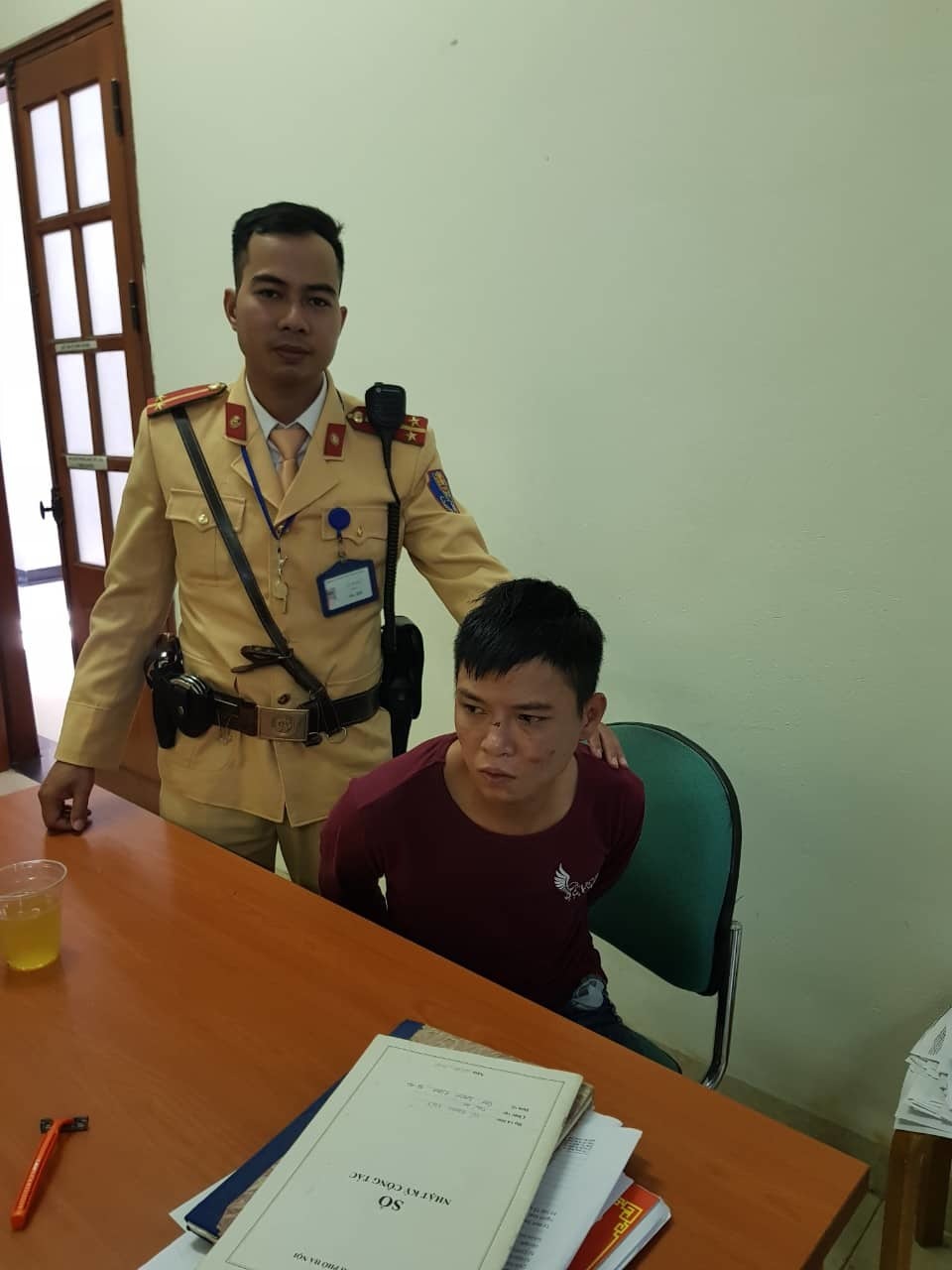 CSGT bắt kẻ cướp điện thoại của thiếu nữ trên phố Hà Nội