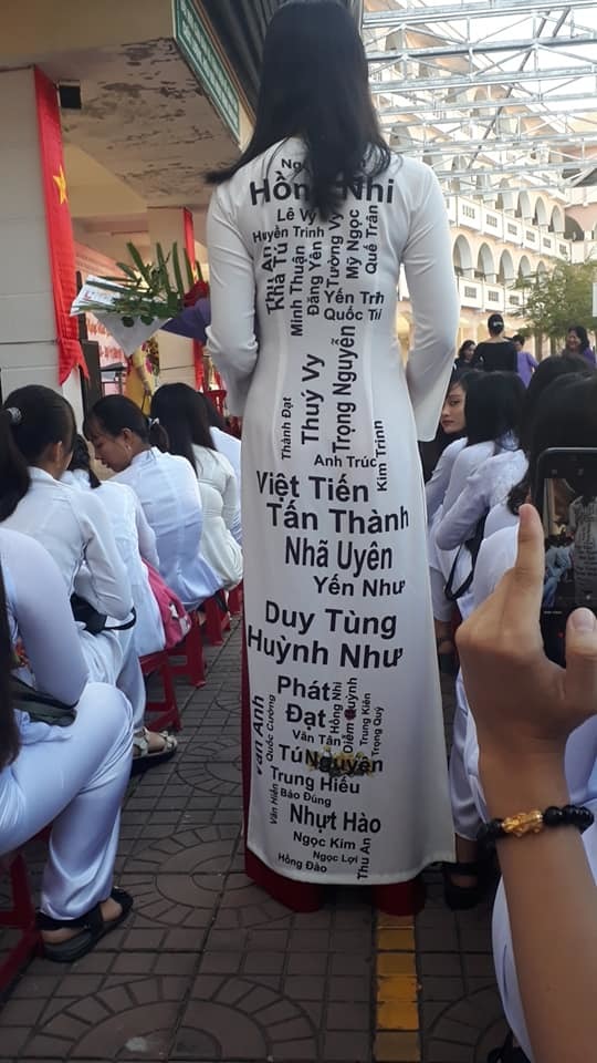 Áo dài - một chiếc áo truyền thống của Việt Nam, mang đến cho phụ nữ vẻ đẹp lai châu Á huyền bí và thanh lịch. Hãy thưởng thức những bức ảnh tuyệt đẹp của những chiếc áo dài này để khám phá sự thần thái của nó.