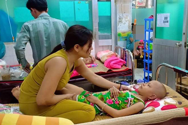 Bé gái dị tật đau đớn phát hiện mắc bệnh ung thư