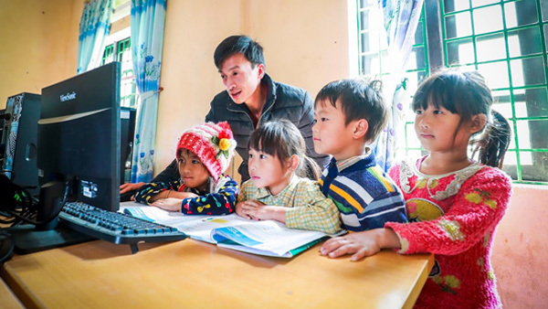 Thầy trò Si Ma Cai làm mới tiết học nhờ đường truyền internet Viettel