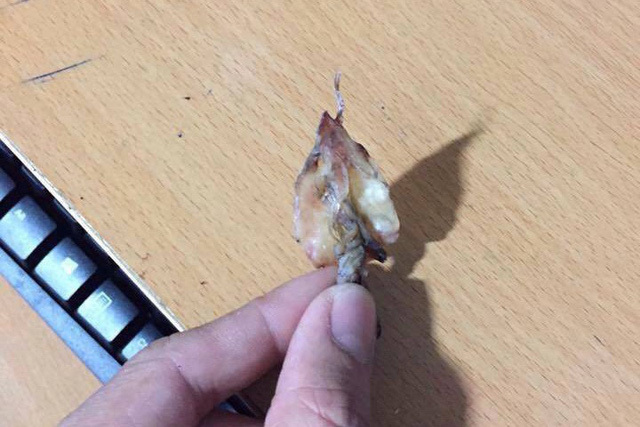 Đặt mua mực khô trên mạng, anh chàng chỉ muốn khóc khi nhận được hàng