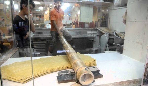 Món mì cổ truyền của Trung Quốc được làm bằng… ống tre dài 2 mét