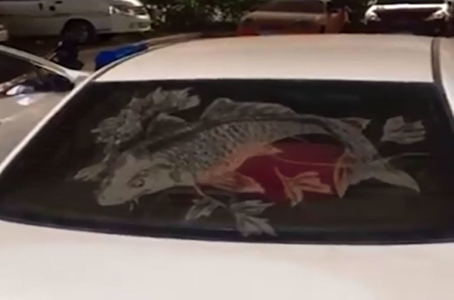 Vẽ nghệ thuật trên kính ô tô bẩn