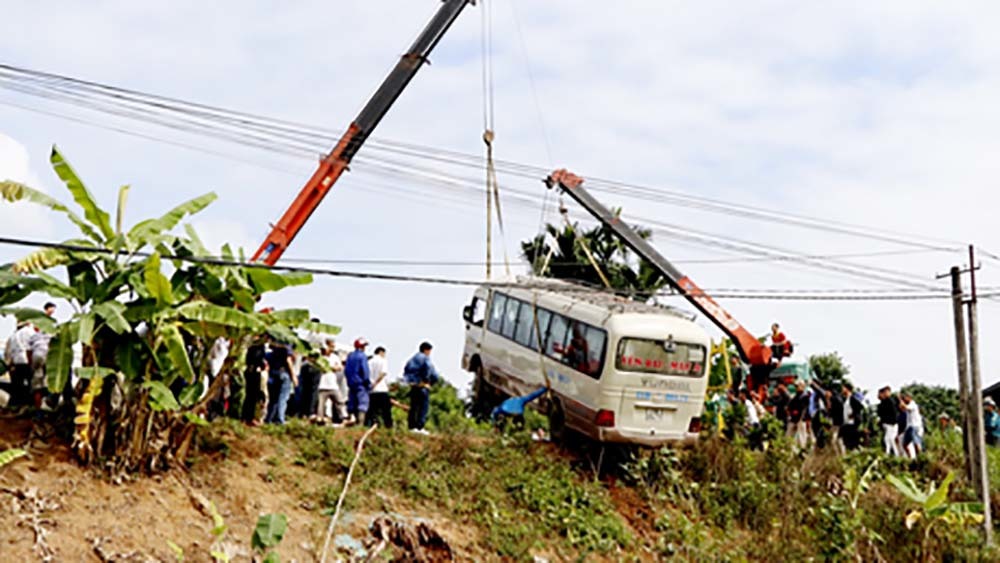 Yên Bái: Xe khách lao xuống ruộng, 7 người bị thương