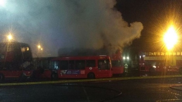 Hơn chục xe buýt bốc cháy ngùn ngụt ở London