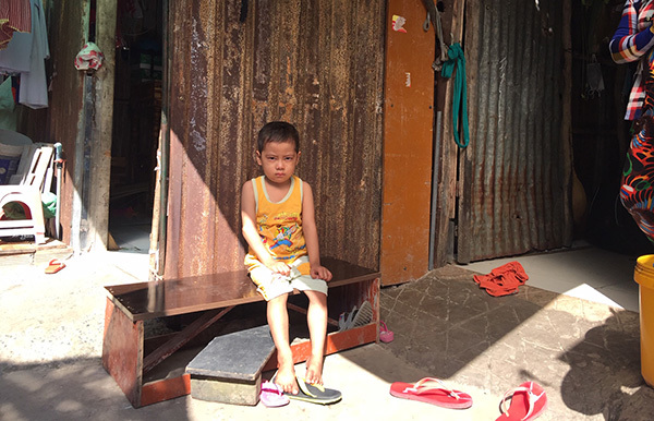 Cậu bé ung thư sống trong khu ổ chuột giữa lòng Sài Gòn
