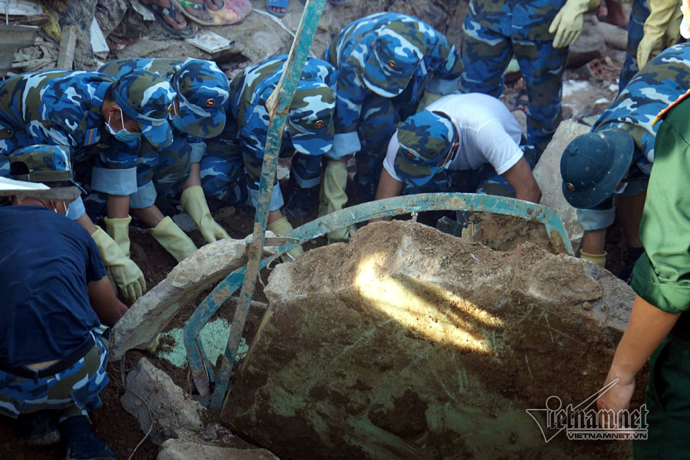 Nha Trang sạt lở: Thi thể thứ 20 kẹt cứng dưới tảng đá lớn