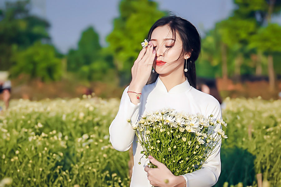 Vườn cúc hoạ mi là nơi tuyệt vời để tha hồ chiêm ngưỡng và thưởng ngoạn những bông hoa tuyệt đẹp. Điểm đặc biệt của vườn này là những chú chim hoạ mi đang tắm nắng, tạo nên một khung cảnh rất dễ thương và đáng yêu. Hãy đến và cùng chiêm ngưỡng vẻ đẹp của vườn cúc hoạ mi nhé!