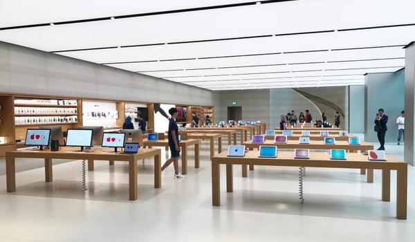 Apple ép cửa hàng bán lẻ trả tiền cho iPhone trưng bày