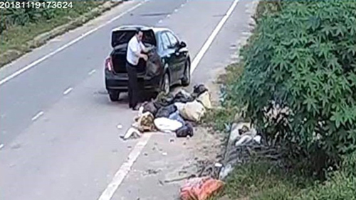 Người đàn ông đi ô tô vứt rác xuống đường bị phạt 3 triệu đồng