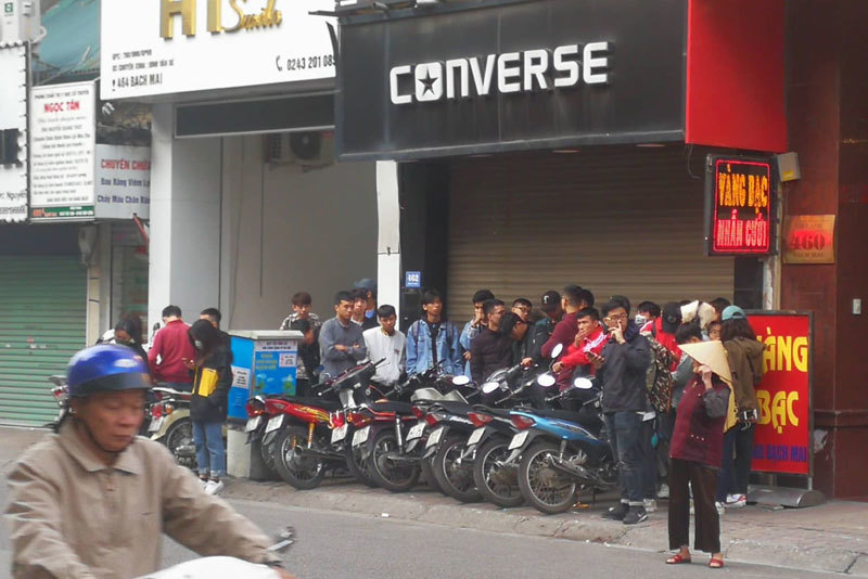 Xếp hàng chờ 2 tiềng săn hàng