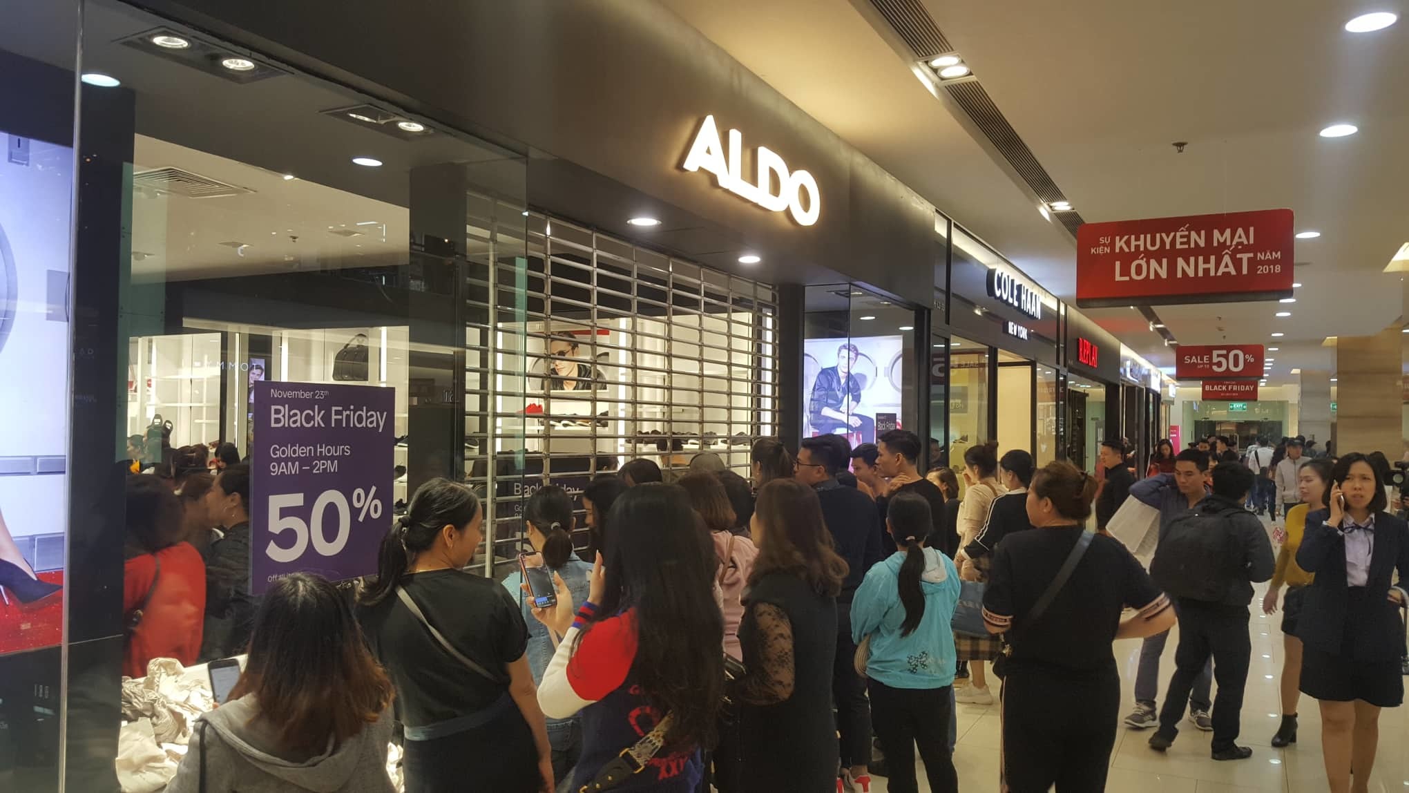 Black Friday: Quý cô thi nhau trườn bò qua cửa hẹp 'giật' đồ hiệu