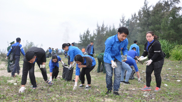 Sôi động chiến dịch làm sạch biển, bảo vệ môi trường Móng Cái