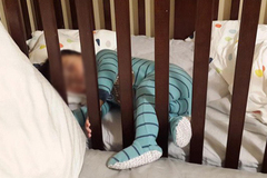 Vụ bé 4 tháng ở Hà Nội tử vong khi ngủ: Nên ngủ riêng hay chung với con?