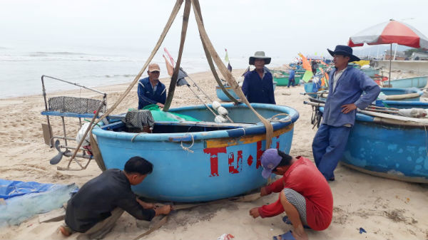 Vũng Tàu cấm tắm biển, học sinh nghỉ học tránh bão số 9