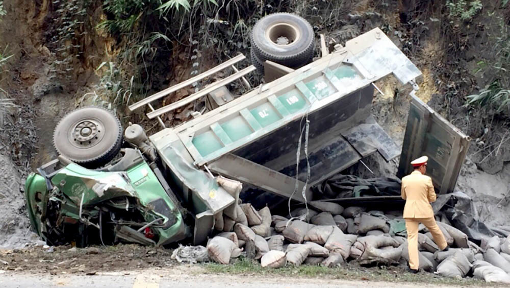 Xe tải mất lái đâm vách núi, tài xế chết trong cabin