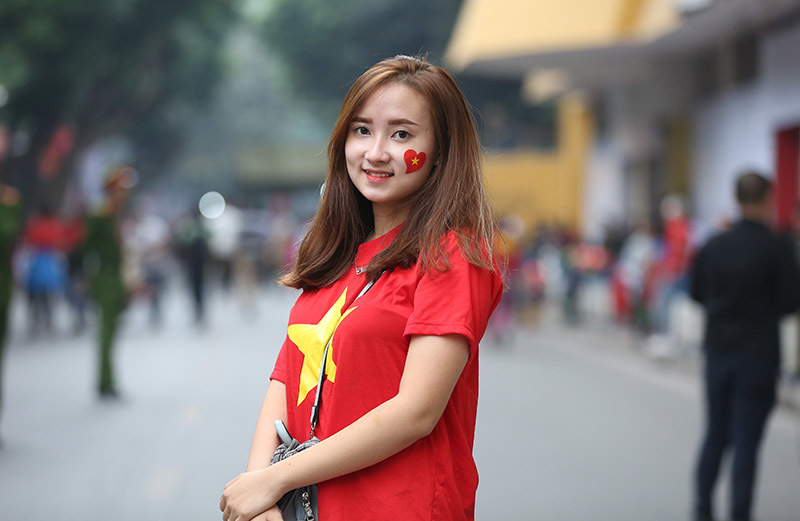 Fan nữ tạo dáng cực xinh tiếp lửa tuyển Việt Nam