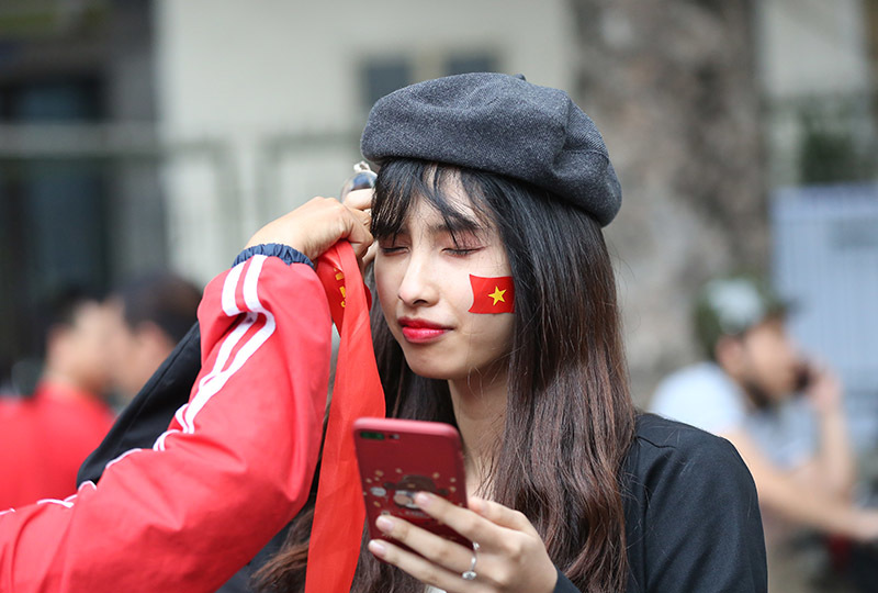 Fan nữ tạo dáng cực xinh tiếp lửa tuyển Việt Nam
