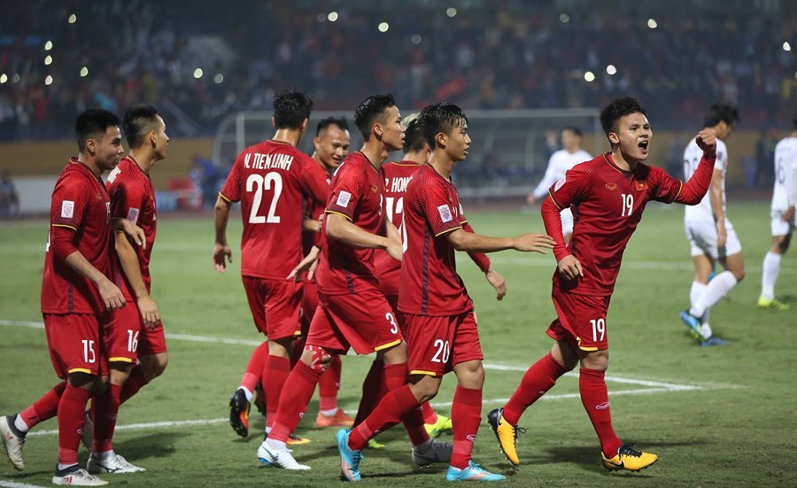 Thắng '3 sao', Việt Nam vào bán kết AFF Cup với ngôi đầu bảng