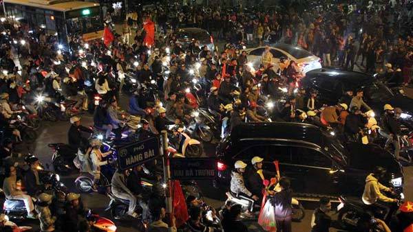 Việt Nam thắng Campuchia: Rầm rầm khắp phố, diễu hành hồ Gươm