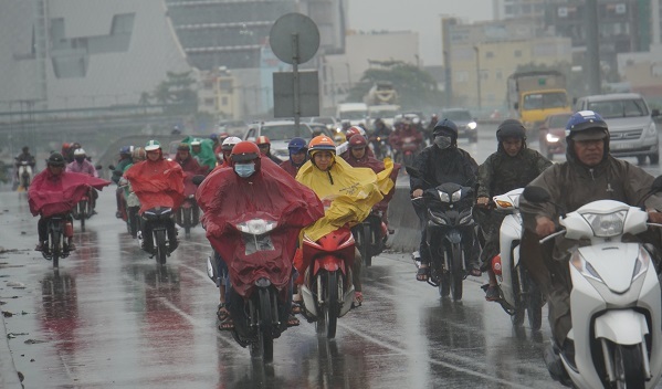 Bão số 9 suy yếu thành áp thấp nhiệt đới, Sài Gòn mưa lớn gây ngập