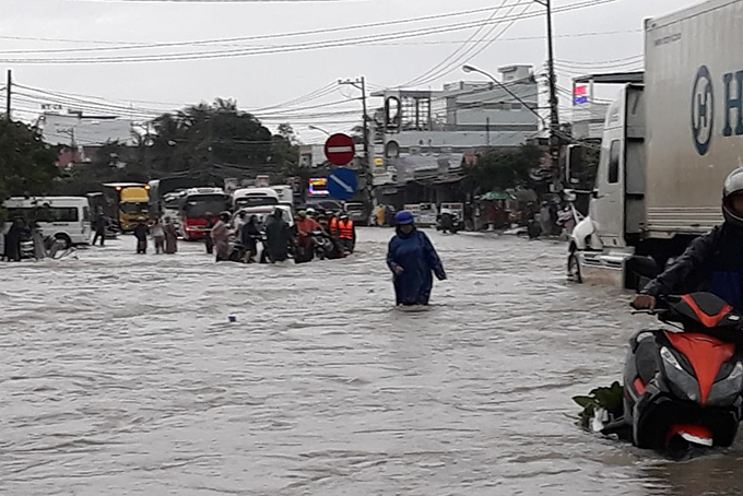 Bão số 9: Ngập lụt khắp Nam Trung Bộ, sạt lở đường đi sân bay Cam Ranh