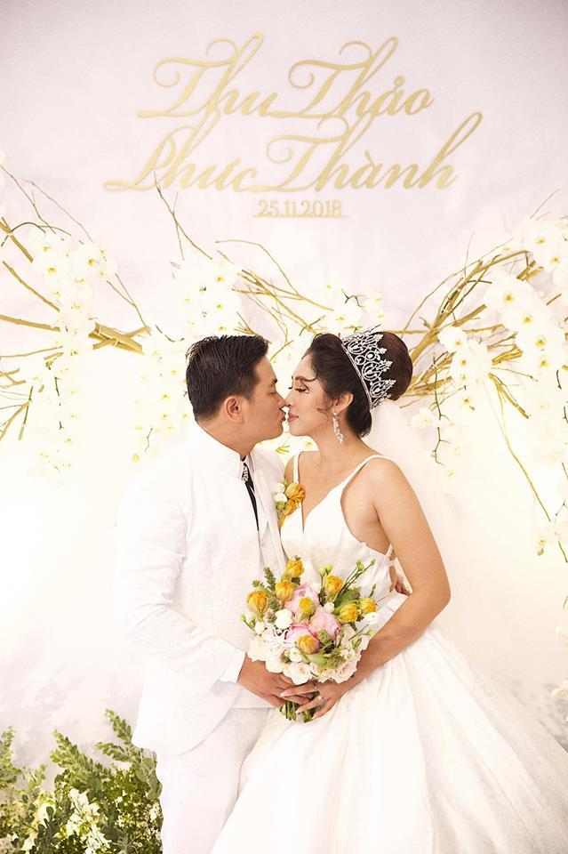 Hoa hậu Đại dương Đặng Thu Thảo liên tục hôn chồng trong lễ cưới -  VietNamNet
