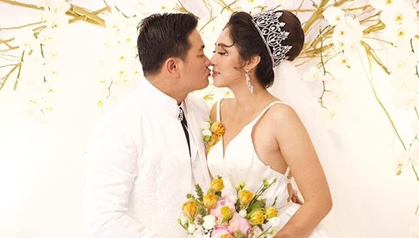 Hoa hậu Đại dương Đặng Thu Thảo liên tục hôn chồng trong lễ cưới