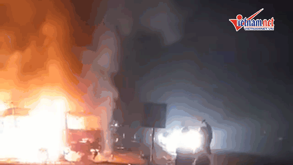 Xe đầu kéo 'cõng' 2 xe bốc cháy nghi ngút ở trạm CSGT
