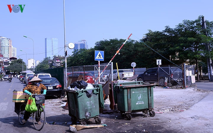 Bãi đỗ xe tự động 'đắp chiếu', thành nơi đổ rác tại Hà Nội