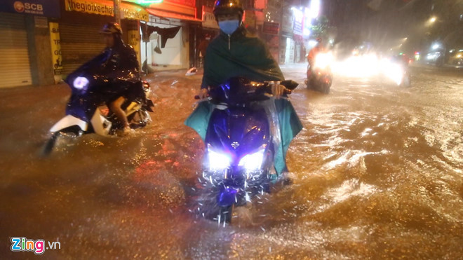 Chạy xe máy thế nào trên đường đô thị ngập nước?