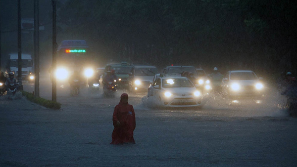 Bão số 9: Sài Gòn mưa kỷ lục, ngập lụt khắp thành phố