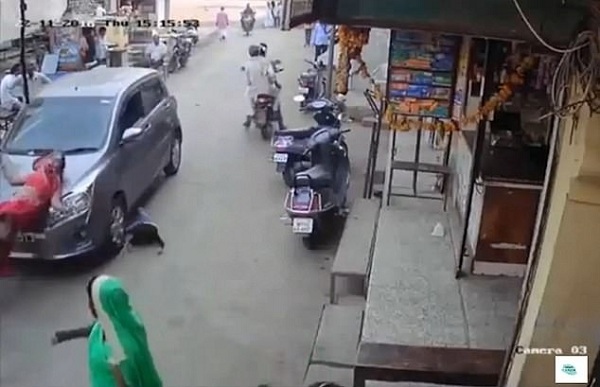 Bị xe tông thẳng vào người, hai mẹ con thoát chết kỳ diệu