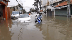 Bão số 9: Xế hộp vô chủ 'bơi' trên đường Sài Gòn ngập cả mét