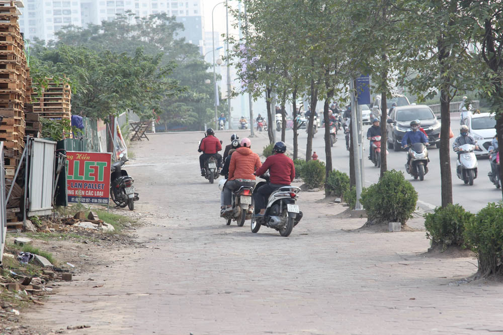 Rào chắn vỉa hè, xe máy lũ lượt luồn lách chạy ngược chiều ở Hà Nội ...
