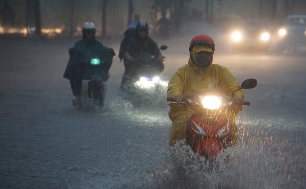 Vì sao bão số 9 gây mưa lớn kỷ lục khiến Sài Gòn ngập khắp nơi?