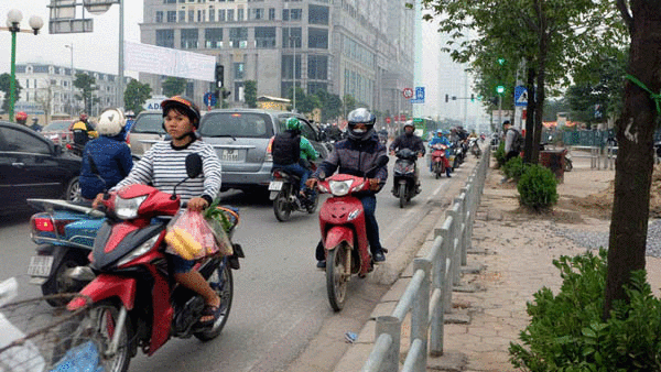 Hà Nội: Rào chắn vỉa hè, xe máy lũ lượt luồn lách chạy ngược chiều