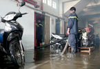 Bão số 9: Oằn mình bơm nước cứu trăm xe máy ‘chết đuối’ dưới hầm chung cư