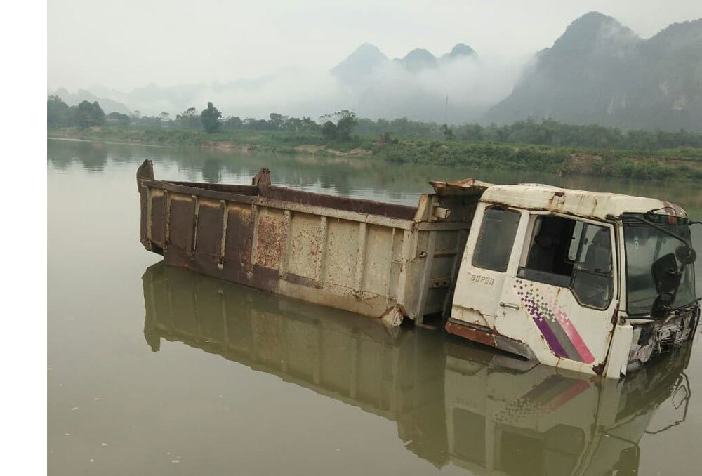 Thanh Hóa: Ngỡ ngàng nhìn ô tô lóp ngóp dưới lòng hồ