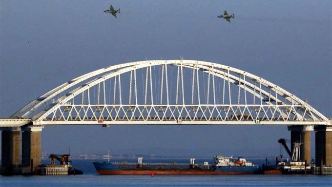 Chiến cơ Nga quần thảo trên cầu Crưm, quân đội Ukraina 'sẵn sàng chiến đấu'