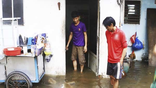 Dân Sài Gòn ăn mì tôm, vật lộn với nước ngập sau bão