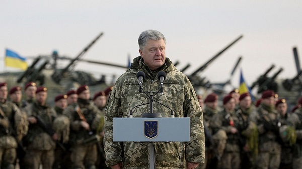 Tổng thống Ukraina ký sắc lệnh thiết quân luật