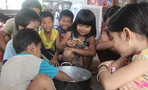 11 đứa trẻ sống bằng nghề lượm ve chai: Bữa ăn chỉ có cơm trắng với xì dầu