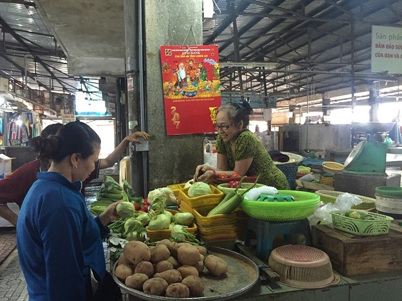 Hiếm thấy: Đỏ mắt tìm rau muống khắp chợ Sài Gòn không ra