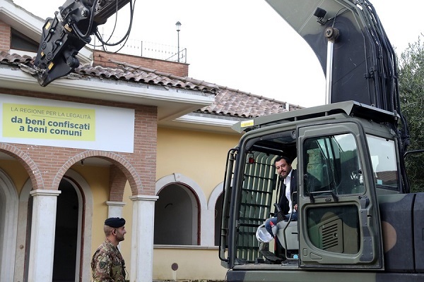 Bộ trưởng Italia đích thân san phẳng biệt thự của mafia