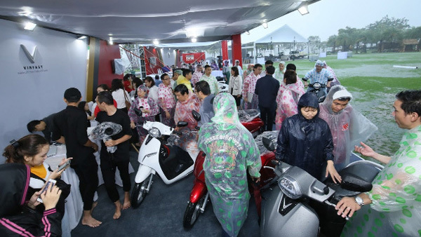 Khách hàng TP.HCM đội mưa đi mua xe VinFast
